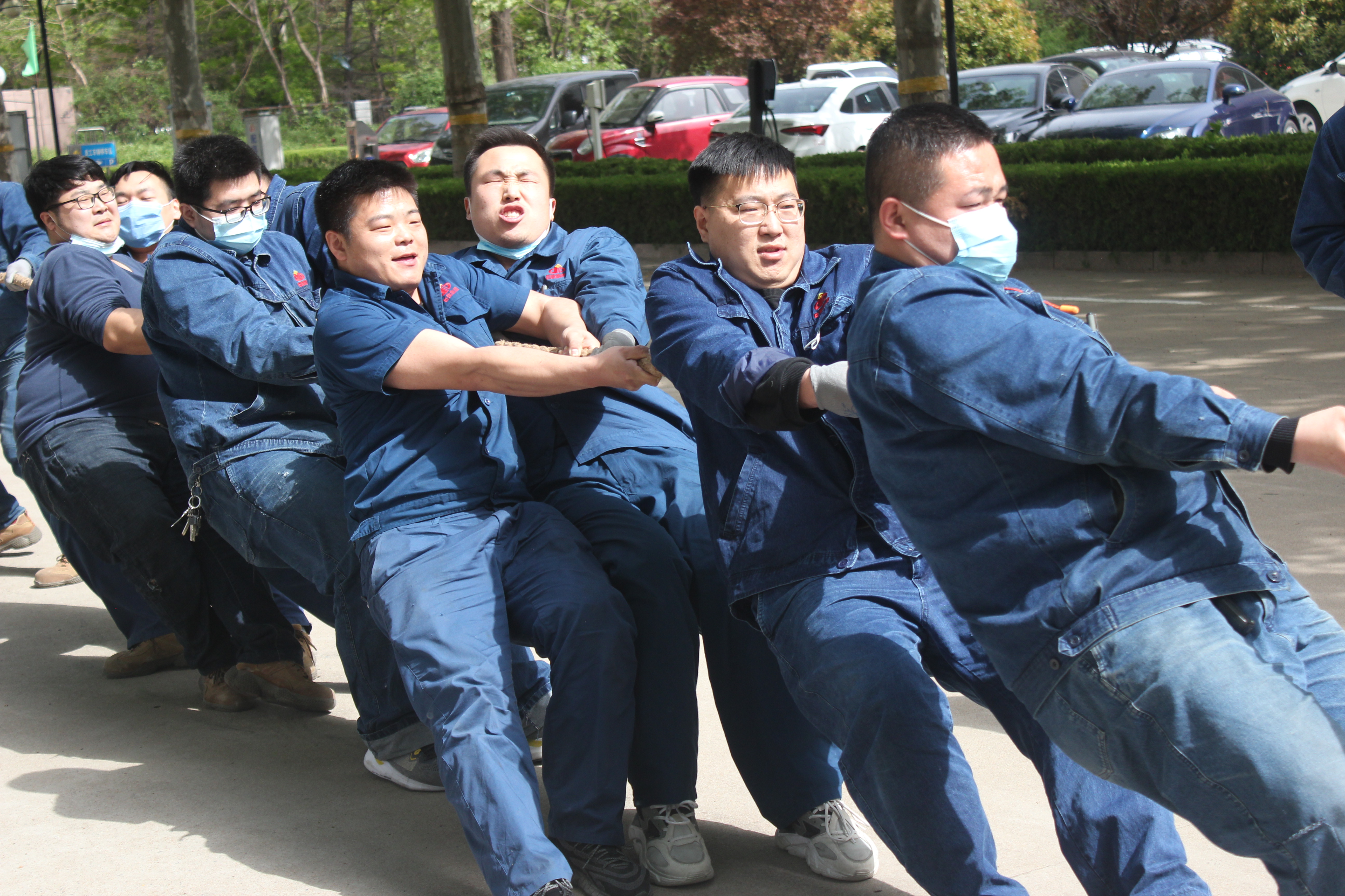 电气公司组织员工进行拔河比赛