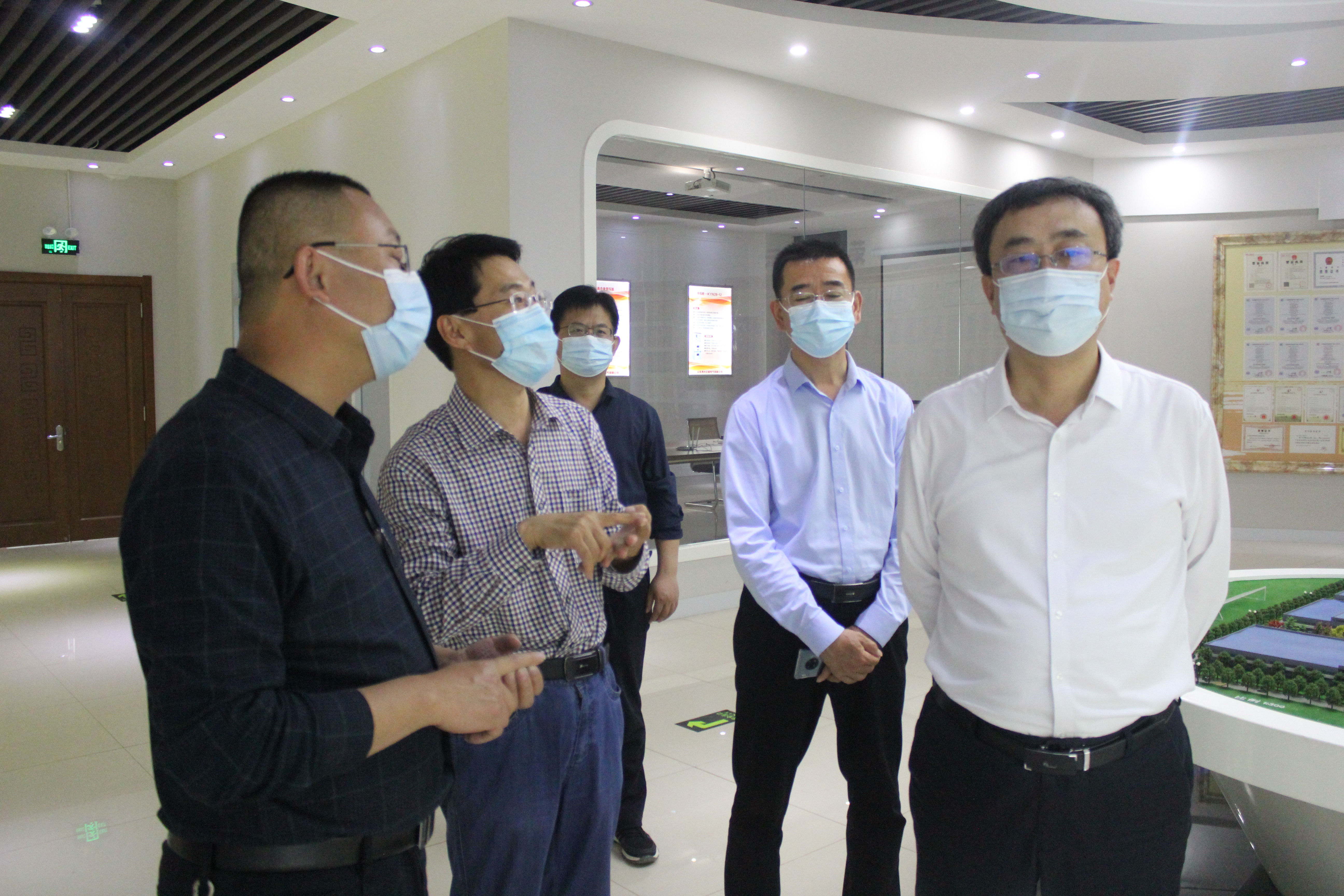 寿光市副市长刘英杰一行到电气公司进行调研